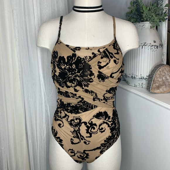 Nude Floral Velvet Applique Bodysuit - Picture 4 of 5